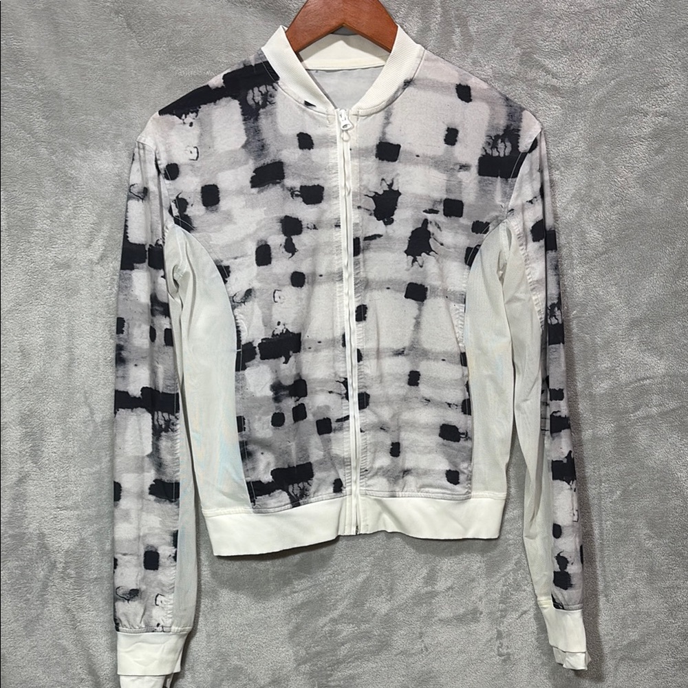 32. Lululemon White Patterned Jacket - image 1